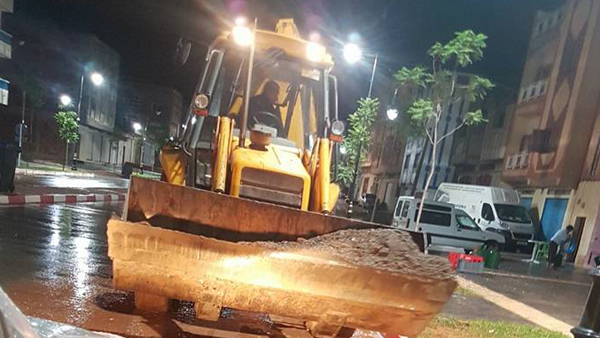 جماعة بني بوعياش تستنفر عمالها لإنقاذ المدينة من الغرق جماعة بني بوعياش تستنفر عمالها لإنقاذ المدينة من الغرق