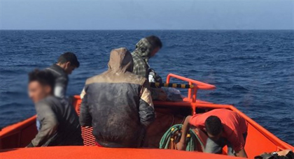 ايقاف قارب مطاطي على متنه خمسة مهاجرين مغاربة قرب شاطئ سيدي حساين بدار الكبداني