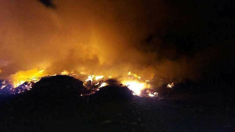 دخان نيران  اندلعت في مطرح للنفايات تخنق سكان حي المطار بالناظور