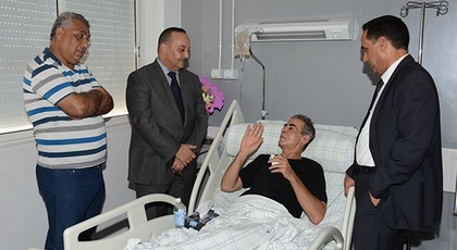 وزير الثقافة والاتصال يزور الفنان الشاب ميمون الوجدي بعد إجرائه عملية جراحية