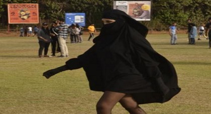 غريب بالصور: فتاة منقبة بساقين عاريتين تثير الجدل في مهرجان شبابي