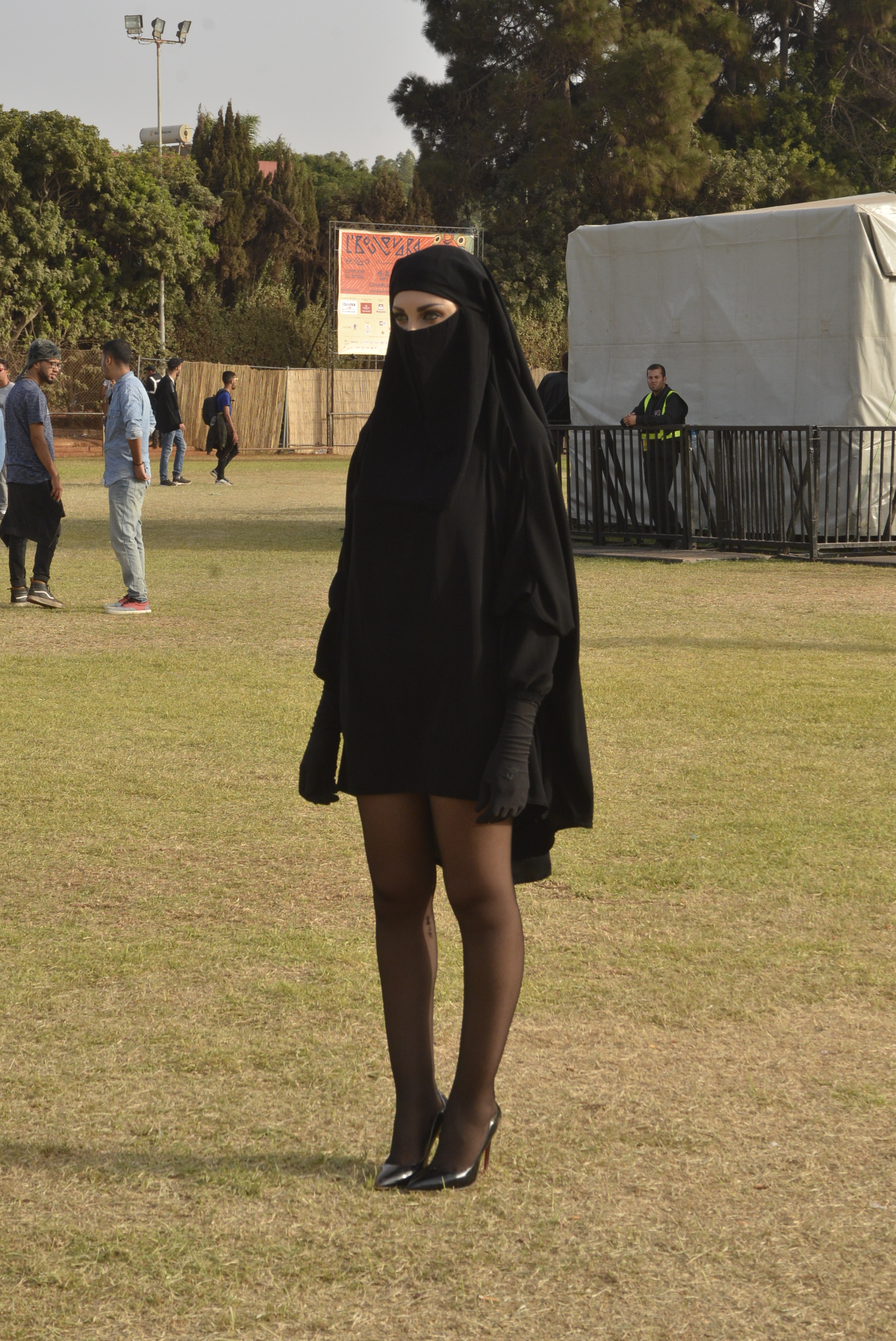غريب بالصور: فتاة منقبة بساقين عاريتين تثير الجدل في مهرجان شبابي