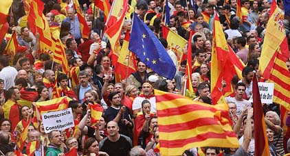 اندلاع احتجاجات فى برشلونة عقب توقيف السلطات الإسبانية لقياديين بكتالونيا