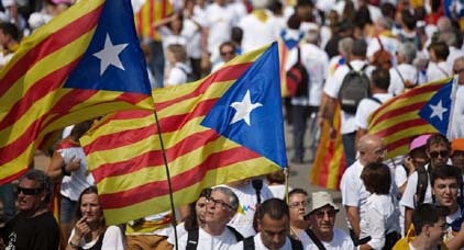 تطورات مثيرة في قضية "انفصال كتالونيا".. تعليق العمل بالحكم الذات وإجراء انتخابات سابقة لأوانها