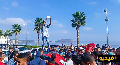 بعد منعهم من الدخول الى مليلية.. ممتهنو التهريب المعيشي ينظمون وقفة إحتجاجية حاشدة أمام عمالة الناظور