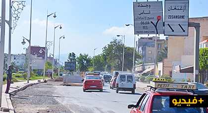 عدم إكمال أشغال تزفيت شارع "طنجة" وسط الناظور يثير تذمرا واسعا وسط السائقين