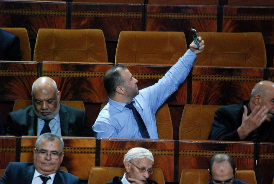 سيلفي سليمان حوليش داخل مجلس النواب يثير سخرية نشطاء الفايسبوك