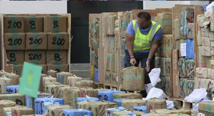 صيد ثمين.. تنسيق أمني بالناظور يسفر عن حجز 12 طن من الحشيش واعتقال 7 أفراد بالدريوش صيد ثمين.. تنسيق أمني بالناظور يسفر عن حجز 12 طن من الحشيش واعتقال 7 أفراد بالدريوش