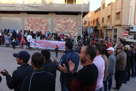 ساكنة أولاد أعمامو بزايو تنظم وقفة إحتجاجية للمطالبة بإطلاق سراح الناشطين سعيد العيلي وابراهيم خنيتي