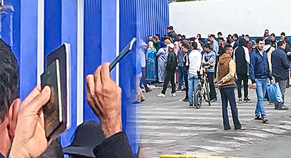 مواطنون يرفعون جوازات سفرهم في وجه أمن معبر بني أنصار بعدما منعوهم من الدخول