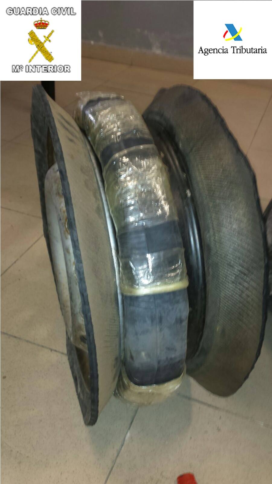 بالصور.. شاهد كيف حاول مغربي تهريب كمية مهمة من الحشيش إنطلاقا من ميناء مليلية المحتلة