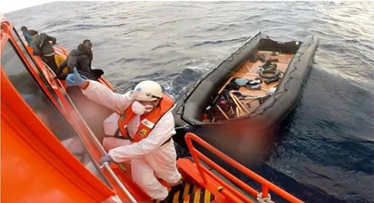 إعتراض قارب مطاطي أبحر من سواحل الحسيمة على متنه 32 مهاجرا سريا بينهم 4 نساء