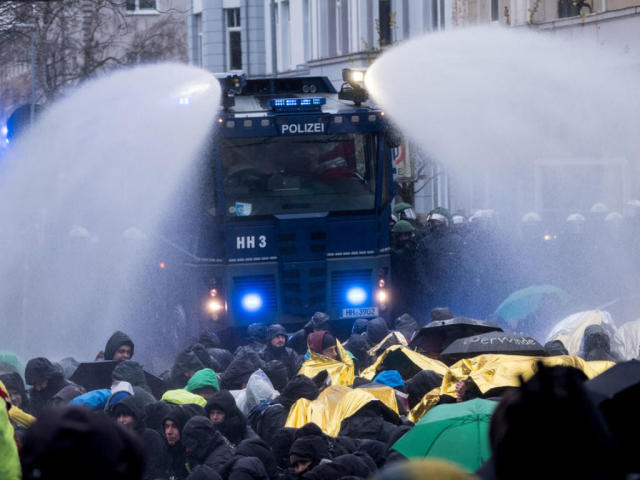 بالفيديو.. مواجهات بين الشرطة الألمانية ومهاجرين محتجين أمام مقر حزب مناهض للهجرة
