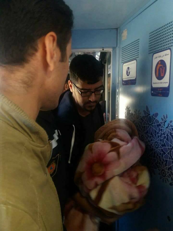 بالصور.. مسافرة تضع مولودها على متن القطار المتوجه من وجدة إلى الدار البيضاء