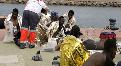 بالصور.. وصول قارب مطاطي على متنه 34 مهاجرا سريا الى مليلية قادما من سواحل الناظور 