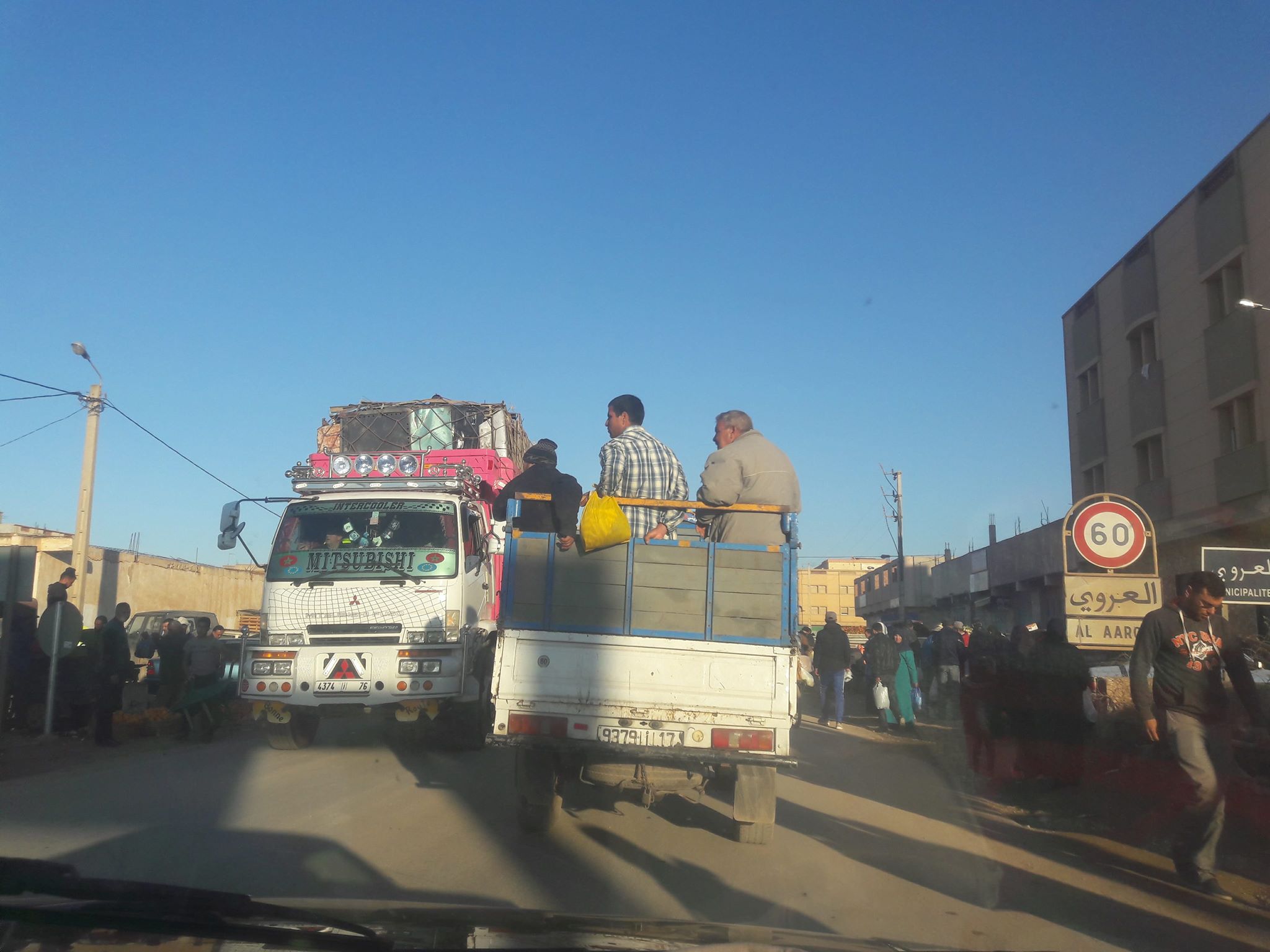 فوضى عارمة ترافق تنقيل السوق الأسبوعي للعروي الى جماعة بني وكيل