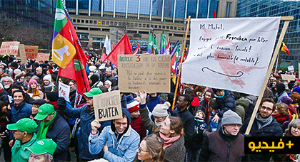 بروكسل .. آلاف الأشخاص يتظاهرون للمطالبة باستقالة كاتب الدولة المكلف باللجوء والهجرة