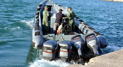 البحرية الملكية تعترض زورقا في عرض البحر بالحسيمة البحرية الملكية تعترض زورقا في عرض البحر بالحسيمة