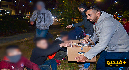 نشطاء جمعويون يواصلون حملتهم بتوزيع وجبات غذائية على المتشردين وسط الناظور