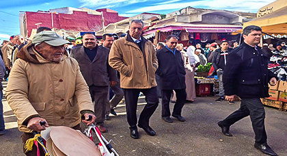 عامل الحسيمة يستمع لمطالب واقتراحات تجار سوق "الثلاثاء" لهذا الغرض