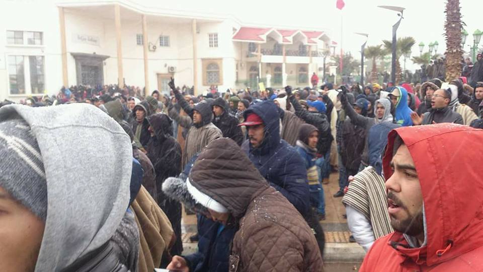 ساكنة جرادة ترفع "البطاقات الصفراء" في وجه الحكومة وتواصل الاحتجاج رغم قساوة الطقس