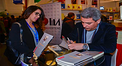 أدباء وإعلاميون يحتفون بأعمال الشاعر علي أزحاف سليل الناظور في معرض الكتاب الدولي