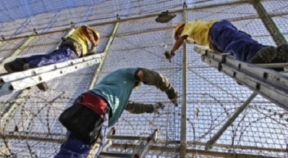 خطير: سلطات مليلية تشرع في تثبيت شفرات حادة على السياج الحدودي لمنع تسلل الأطفال المغاربة