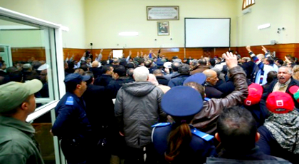 الزفزافي ورفاقه يصرخون داخل المحكمة: أين هي الأسلحة وهل تحاكموننا بإشعارات وجيمات فيسبوكية