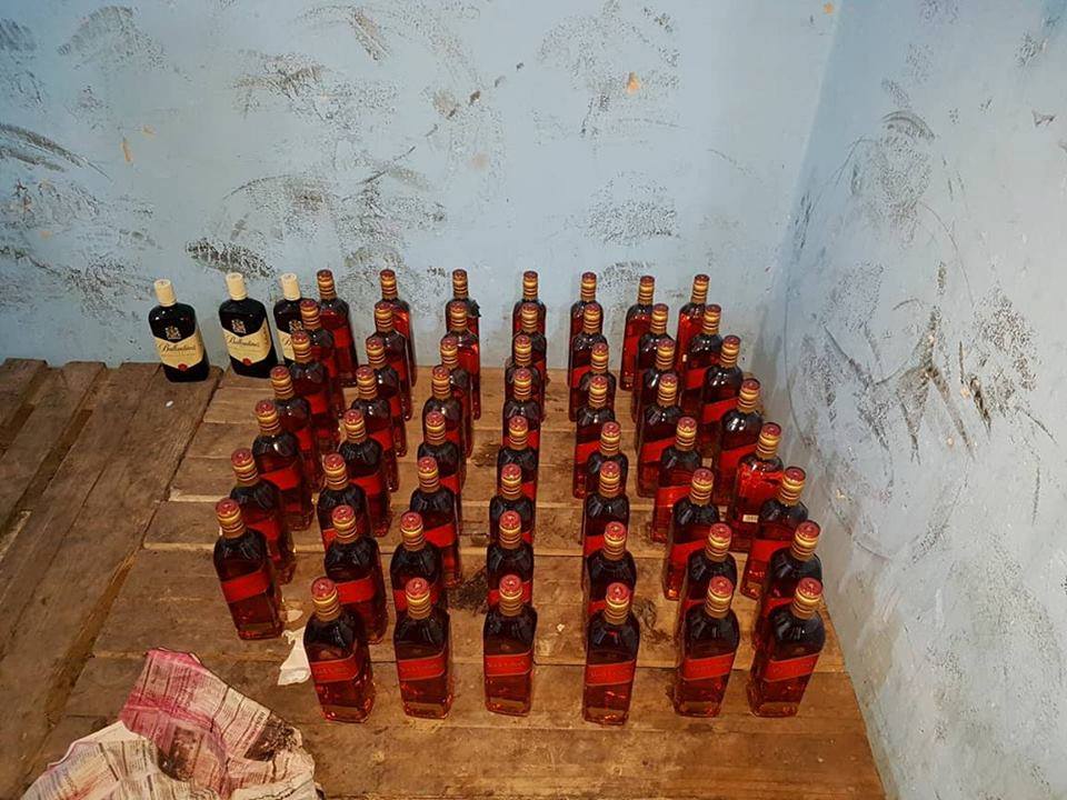 بالصور.. حجز كمية كبيرة من قنينات الويسكي الممتاز بمعبر  فرخانة