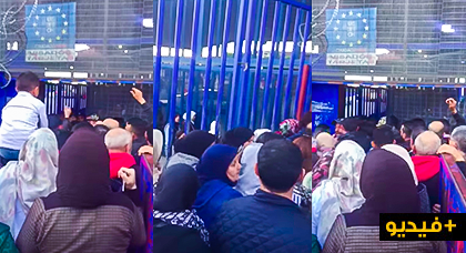 شاهدوا.. مئات الاسبان محتجزين بالمعبر الحدودي بني انصار مليلية
