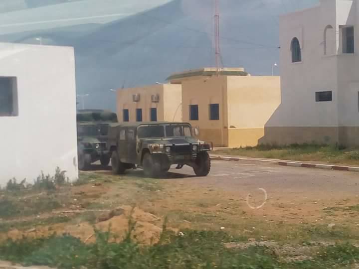 عربات عسكرية تقل عشرات الجنود المغاربة تحط الرحال في منطقة رأس الما