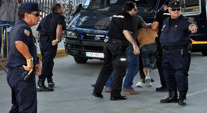 شرطة إسبانيا تعتقل مغربيا وجزائريا دخلا في عراك بالسلاح الأبيض