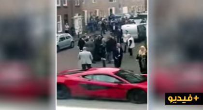 شاهدوا... عراك بين أفراد عائلة "كوبل" مغربي في هولندا يثير سخرية رواد مواقع التواصل شاهدوا... عراك بين أفراد عائلة "كوبل" مغربي في هولندا يثير سخرية رواد مواقع التواصل