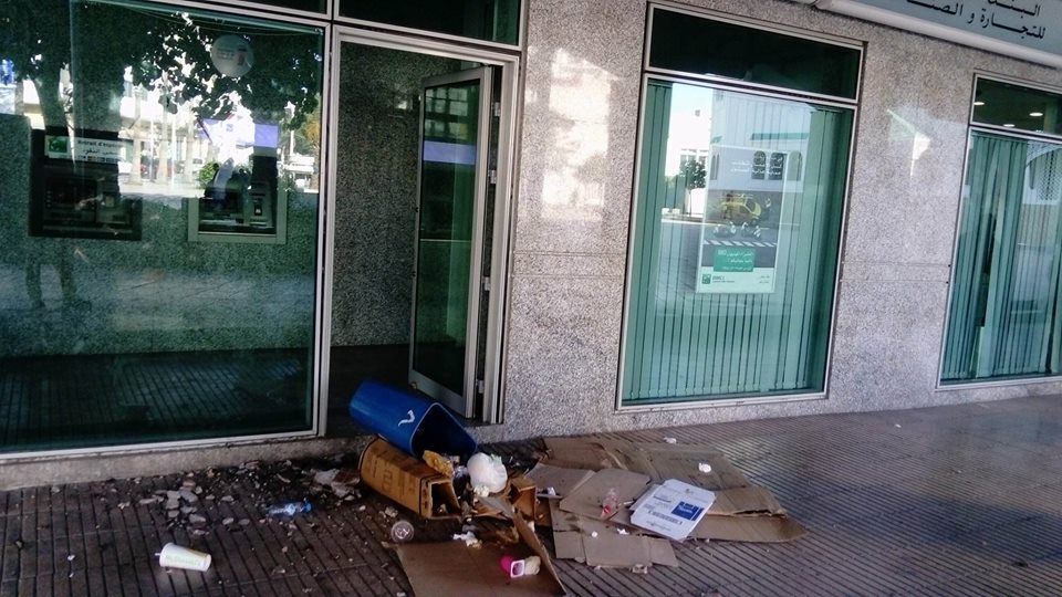 صور.. متشرد يعرض وكالة بنكية وسط الناظور للتخريب وتكسير واجهتها الأمامية