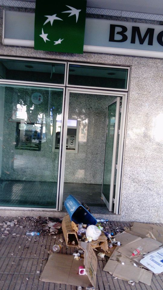 صور.. متشرد يعرض وكالة بنكية وسط الناظور للتخريب وتكسير واجهتها الأمامية