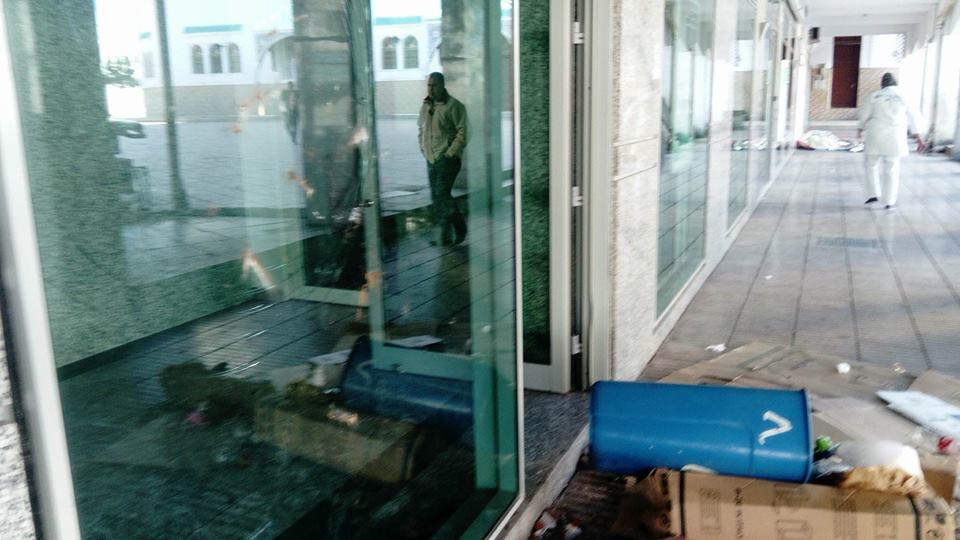 صور.. متشرد يعرض وكالة بنكية وسط الناظور للتخريب وتكسير واجهتها الأمامية