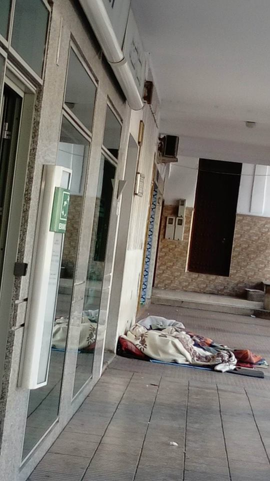صور.. متشرد يعرض وكالة بنكية وسط الناظور للتخريب وتكسير واجهتها الأمامية