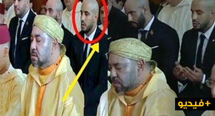 شاهدو..البطلين أبو زعيتر يؤديان صلاة الجمعة خلف الملك محمد السادس