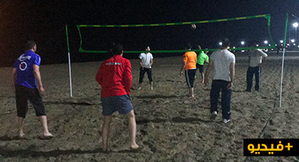 هكذا يمارس ناظوريون رياضة كرة الطائرة في رمضان بالشاطئ الاصطناعي لكورنيش مارتشيكا 