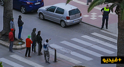 شاهدوا.. حراكة مغاربة بمليلية يستفزون شرطيا إسبانيا