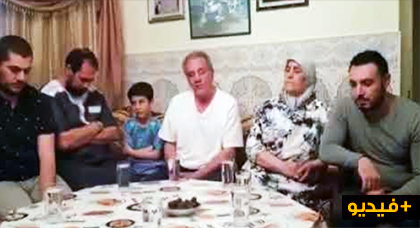 بالفيديو.. الزفزافي يقنع أسرته بتعليق إضرابها عن الطعام