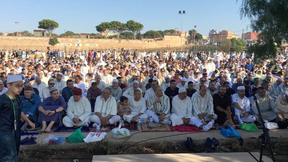 مئات المسلمين يؤدون صلاة عيد الفطر بمدينة مليلية المحتلة في أجواء عائلية