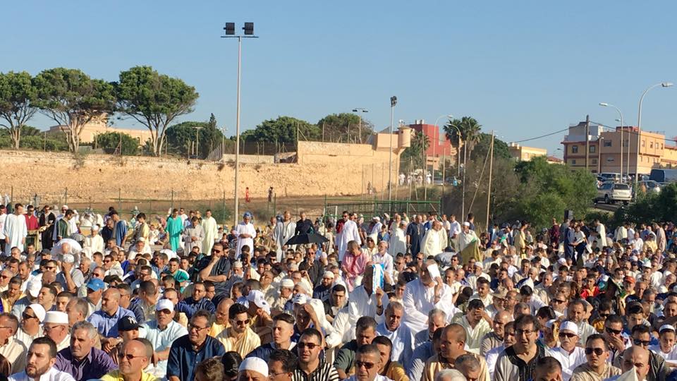 مئات المسلمين يؤدون صلاة عيد الفطر بمدينة مليلية المحتلة في أجواء عائلية