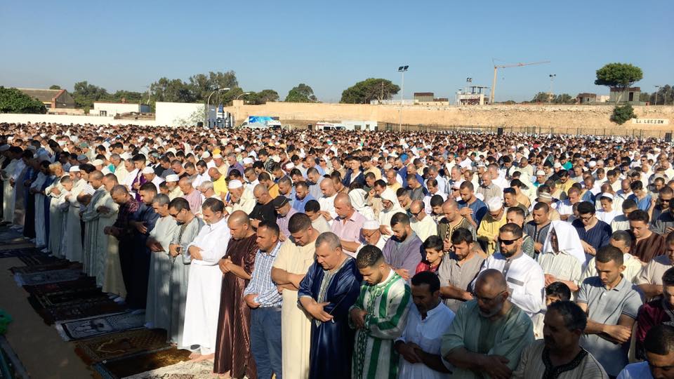 مئات المسلمين يؤدون صلاة عيد الفطر بمدينة مليلية المحتلة في أجواء عائلية