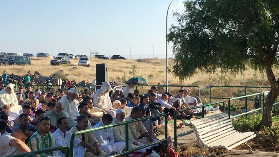 مئات المسلمين يؤدون صلاة عيد الفطر بمدينة مليلية المحتلة في أجواء عائلية