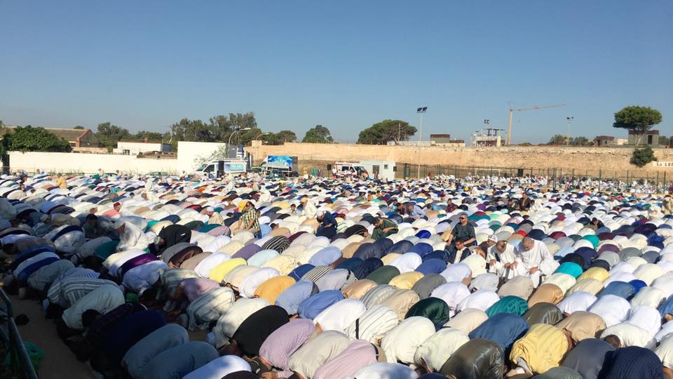 مئات المسلمين يؤدون صلاة عيد الفطر بمدينة مليلية المحتلة في أجواء عائلية