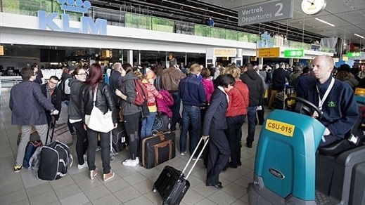 احتجاج وسط أفراد الجالية بمطار "أمستردام" بعد تأخر طائرة متوجهة نحو مطار العروي