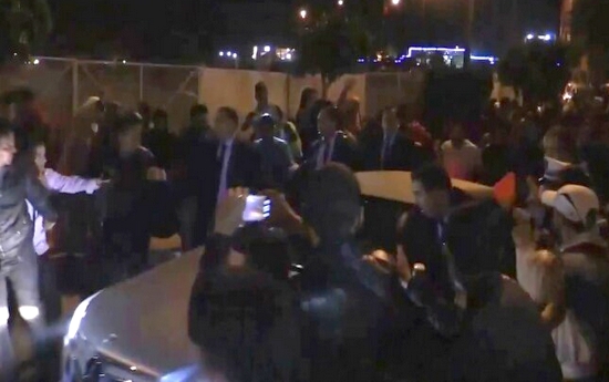 بالصور: الملك يتجول في شوارع الحسيمة ليلا رفقة مولاي رشيد والهمة ومن دون بروتوكول
