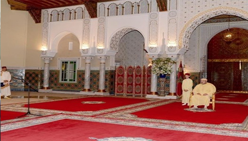 والي بنك المغرب يسلم للملك بالحسيمة التقرير السنوي للبنك المركزي حول الوضعية الاقتصادية والنقدية للمغرب