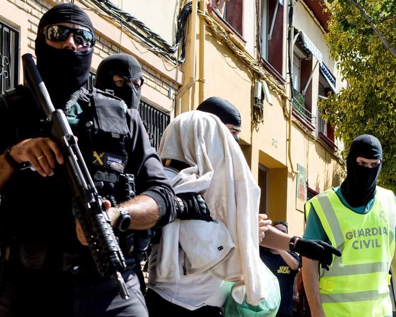 بالفيديو.. إعتقال مغربيين بعد كشف التحقيقات تورطهما في جمع الأموال لتنظيمات إرهابية بالفيديو.. إعتقال مغربيين بعد كشف التحقيقات تورطهما في جمع الأموال لتنظيمات إرهابية